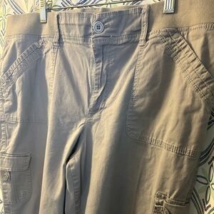 EUC Gloria Vanderbilt Women's Cargo Trousers in Light Beige/Gray Many Pockets